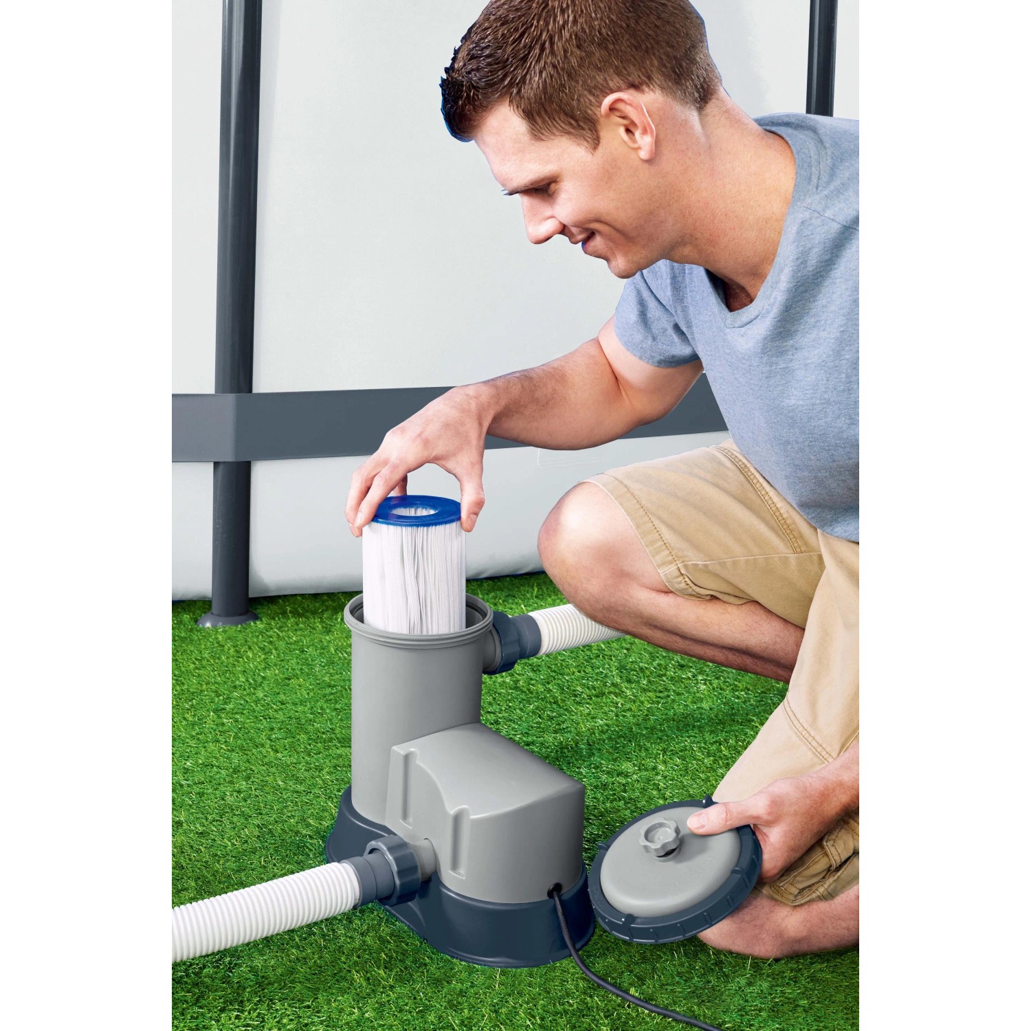 Pompa filtro Bestway Flowclear 5.678 l/h con cartuccia filtro in uso.