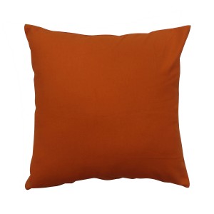 Cuscino decorativo quadrato arancione per spazi abitativi.