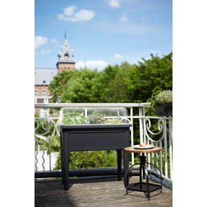 Tavolo di semina Elho XXL nero con cappuccio su balcone, ideale per erbe e verdure.