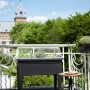 Tavolo di semina Elho XXL nero con cappuccio su balcone, ideale per erbe e verdure.