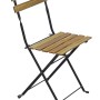 Sedia pieghevole da balcone con listelli in legno marrone e struttura in metallo nero.