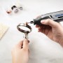 Miniutensile Dremel Lite 7760-15 in uso per lucidare un braccialetto.