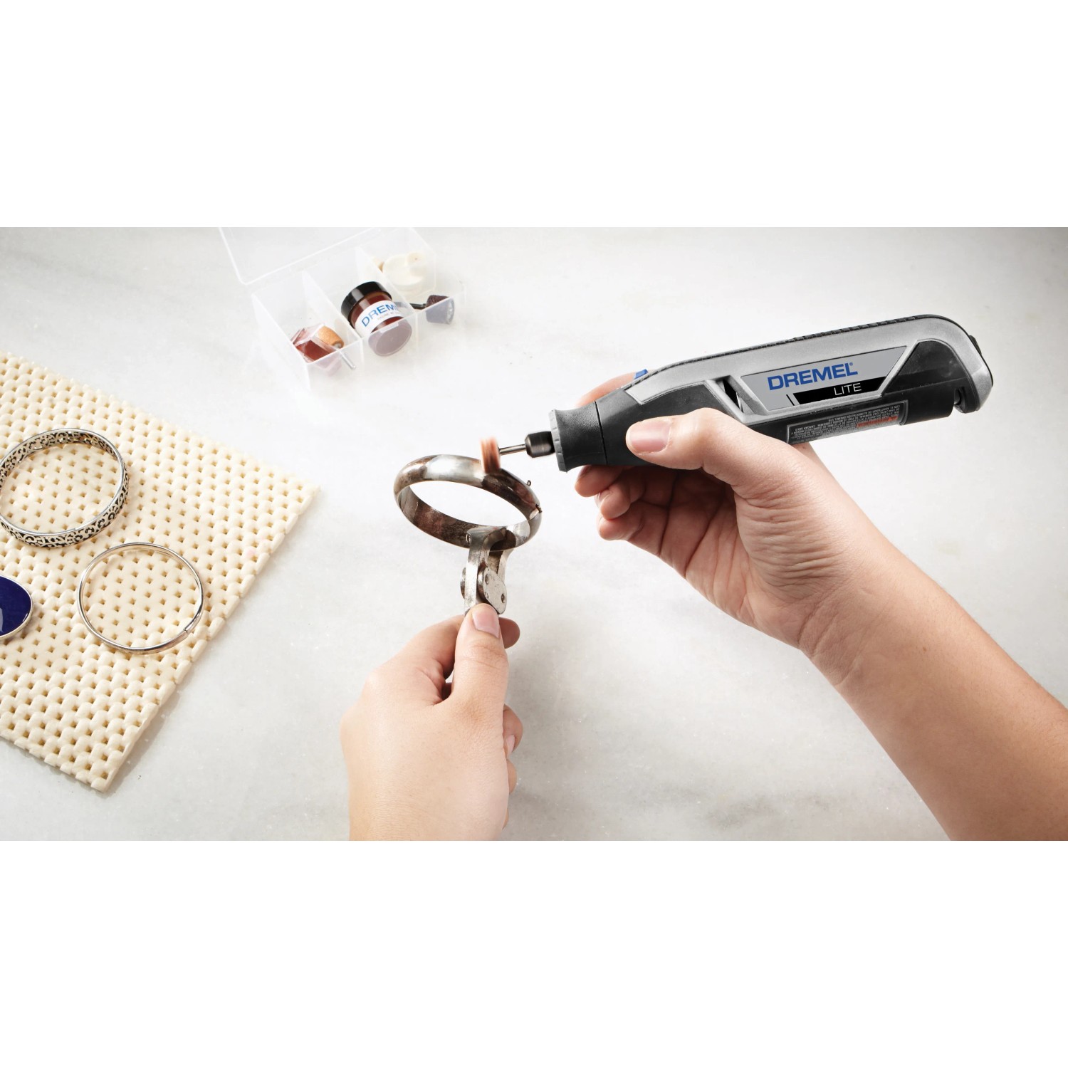 Miniutensile Dremel Lite 7760-15 in uso per lucidare un braccialetto.