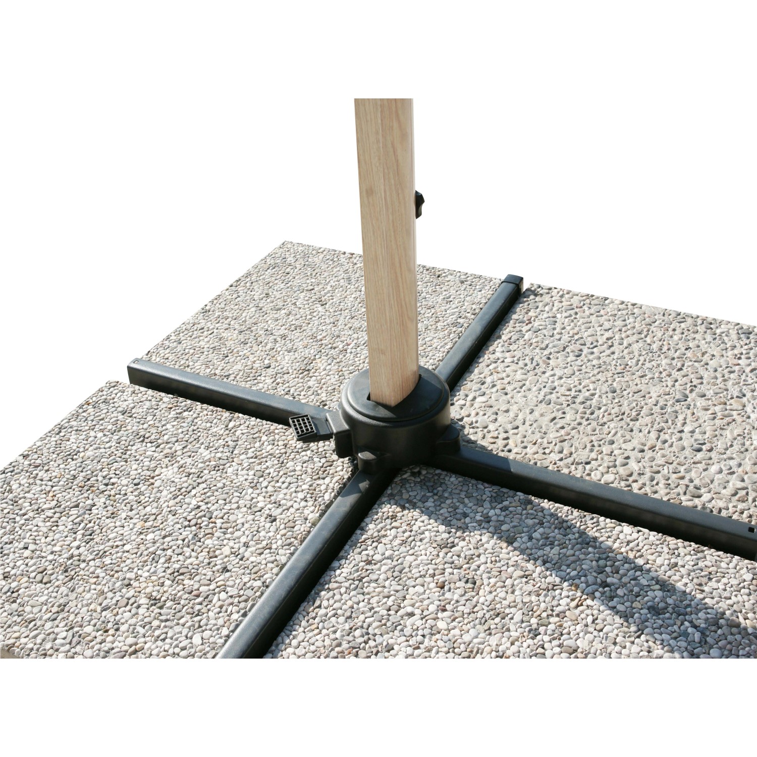 Dettaglio della base a croce nera per un ombrellone. Palo di legno visibile.
