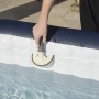 Spazzola per piscina in uso per la pulizia di una piscina. Accessori per piscina.