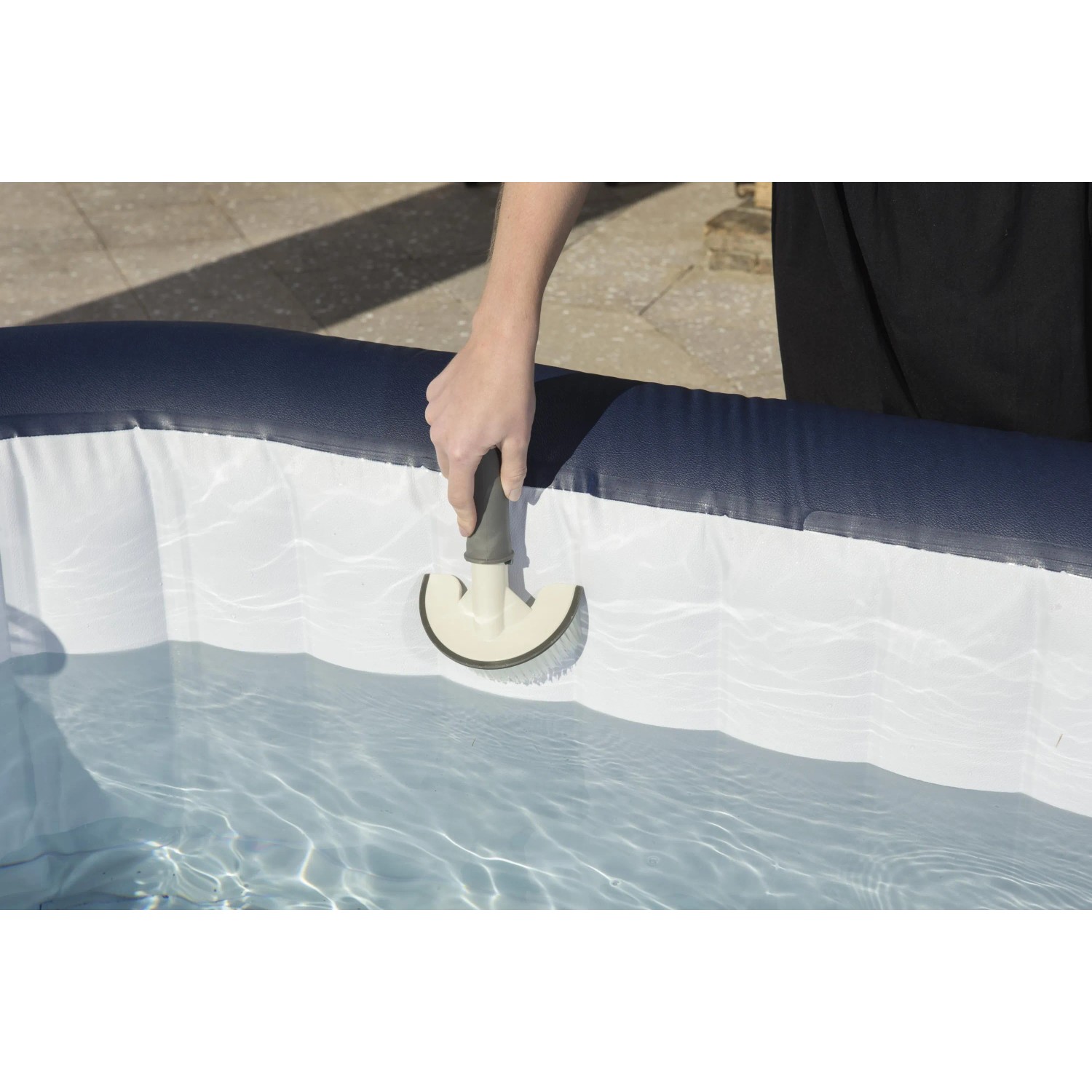 Spazzola per piscina in uso per la pulizia di una piscina. Accessori per piscina.