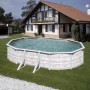 Piscina ovale Gre Pool Finlandia con look nordico in bianco, piscina fuori terra con scaletta in giardino.