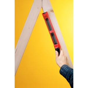 Lima per legno LUX Comfort in uso: lima rossa che lavora su una tavola di legno. Ideale per legno e cartongesso.