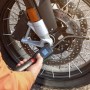 Pompa ad aria a batteria Bosch Easy Pump che gonfia uno pneumatico da moto.