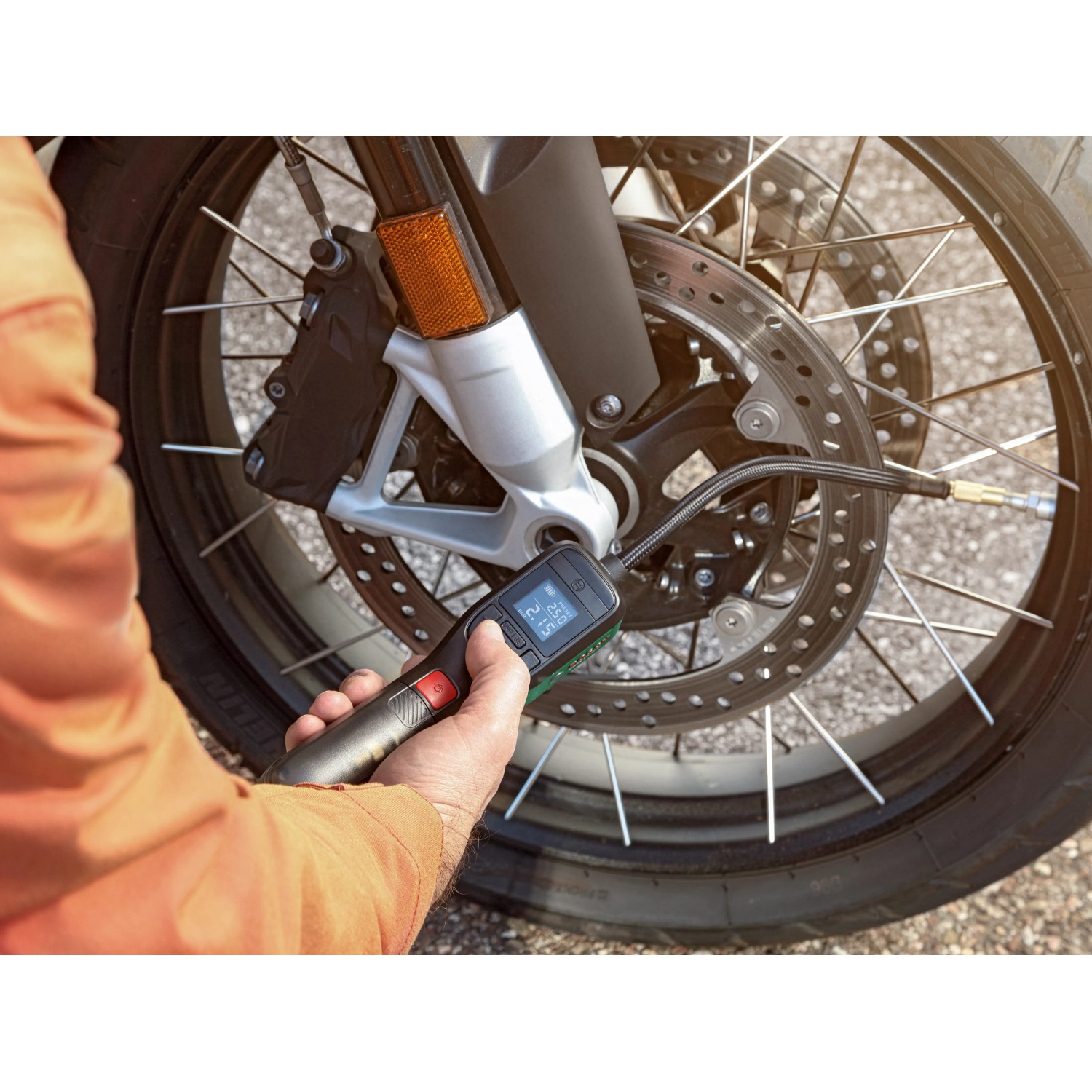 Pompa ad aria a batteria Bosch Easy Pump che gonfia uno pneumatico da moto.