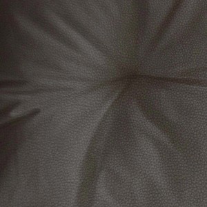 Primo piano di un cuscino/fodera per cuscino grigio con texture in pelle.