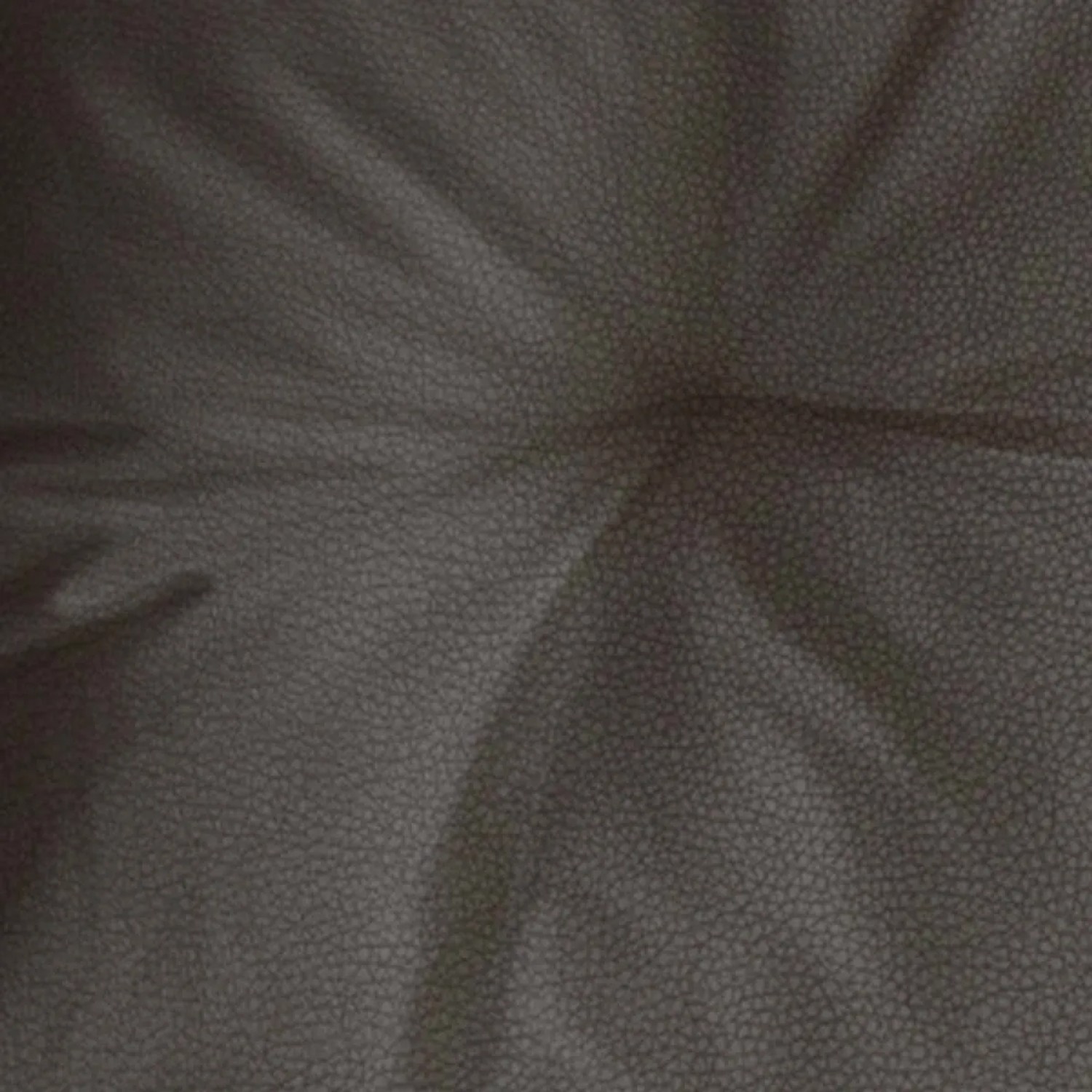 Primo piano di un cuscino/fodera per cuscino grigio con texture in pelle.