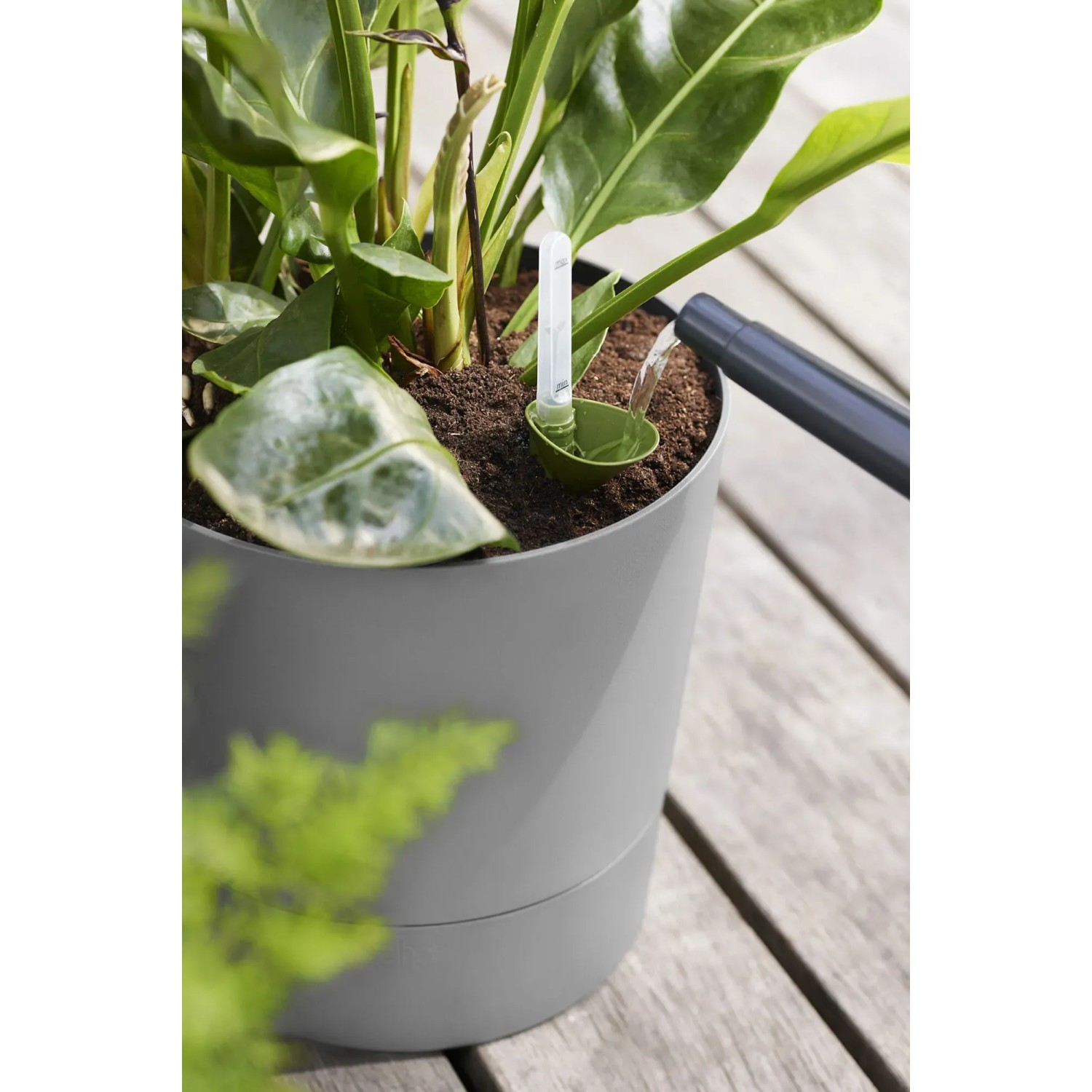 Vaso per fiori Elho Greensense Round, 43 cm, cemento chiaro con sistema di irrigazione.
