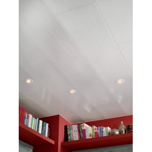 Pannelli Grosfillex Easy Top effetto frassino bianco su soffitto con faretti.