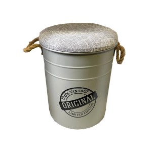 Pouf grigio a forma di secchio con manici in corda e seduta imbottita.