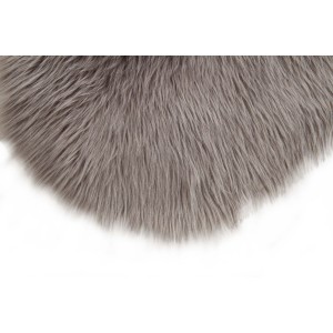 Dettaglio di un tappeto a pelo lungo grigio e soffice.