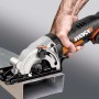La sega circolare a batteria Worx Worxsaw WX527.9 taglia un profilo metallico.