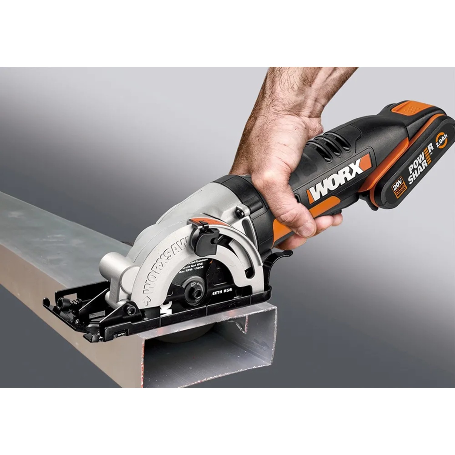 La sega circolare a batteria Worx Worxsaw WX527.9 taglia un profilo metallico.