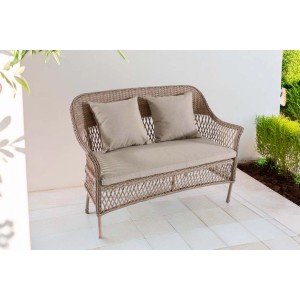 Divano da esterno in vimini con cuscini, categoria divani e poltrone da esterno.