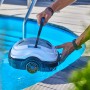 Robot piscina a batteria Orca 45 CL immerso in piscina. Robot pulitore per piscine.