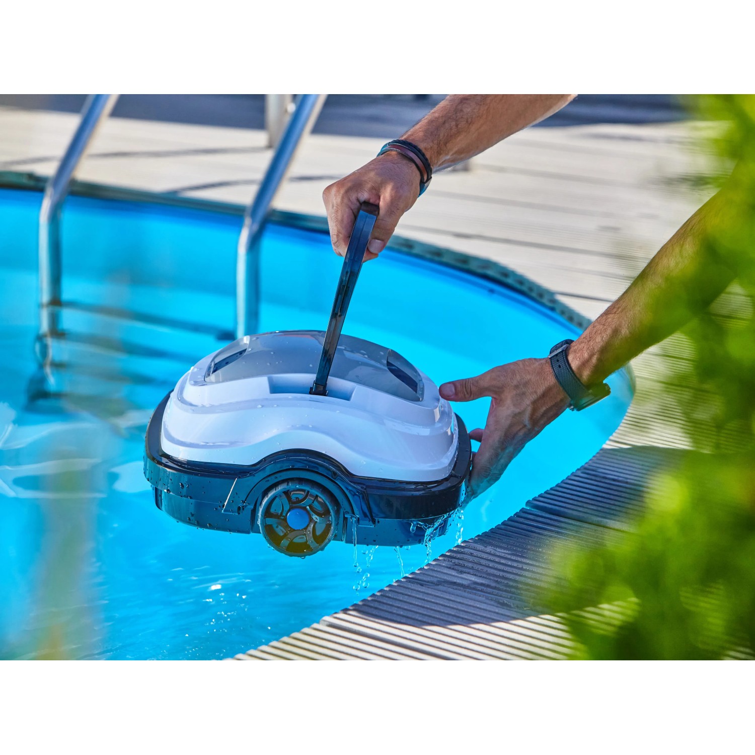 Robot piscina a batteria Orca 45 CL immerso in piscina. Robot pulitore per piscine.
