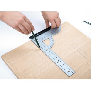 Squadra universale LUX 280 x 500 mm Classic mentre segna su legno.