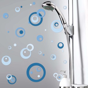 Adesivi da parete t.b.t. con cerchi blu in bagno.