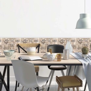 Bordura da parete effetto legno con scritte come decorazione murale in sala da pranzo.