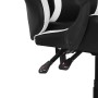 Dettaglio: Sedia da gaming nera con dettagli bianchi e meccanismi di regolazione.