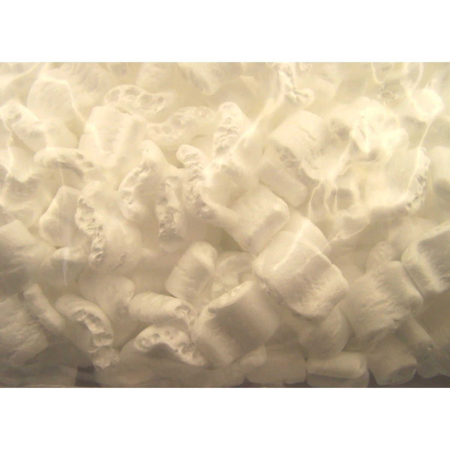 Patatine da imballaggio bianche come materiale di riempimento per pacchi.