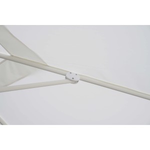 Dettaglio di un ombrellone bianco, parte della categoria protezione solare.