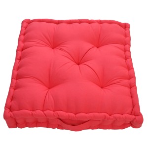 Cuscino da pavimento quadrato rosso corallo con bottoni per una seduta confortevole.