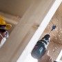 Punta a pala Bosch Expert Selfcut Ø 30 mm in uso per forare il legno.