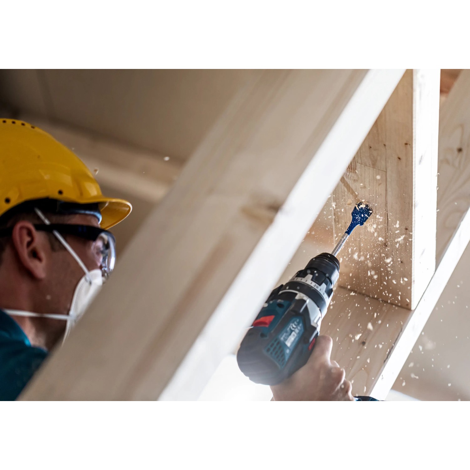 Punta a pala Bosch Expert Selfcut Ø 30 mm in uso per forare il legno.