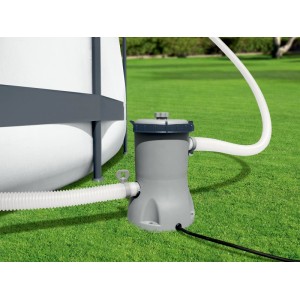 Pompa filtro Bestway Flowclear (2.006 l/h) accanto alla piscina sul prato. Filtro a cartuccia per acqua pulita.