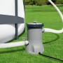 Pompa filtro Bestway Flowclear (2.006 l/h) accanto alla piscina sul prato. Filtro a cartuccia per acqua pulita.
