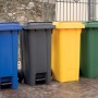 Pattumiere t.b.t. multicolore (blu, grigio, giallo, verde) per la raccolta differenziata.