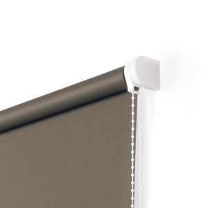Dettaglio di una tenda a rullo t.b.t. marrone con cordino bianco.