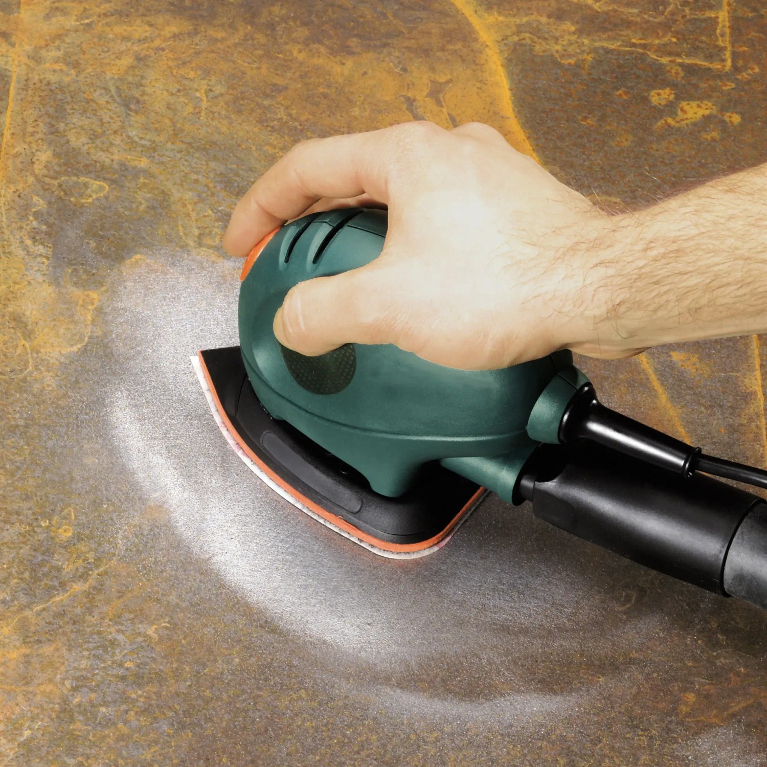 Mouse per levigatura LUX con set di carta vetrata in azione. Accessori per levigatrice multifunzione Black+Decker.