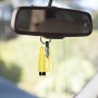 Moschettone giallo t.b.t. appeso allo specchietto retrovisore in auto.