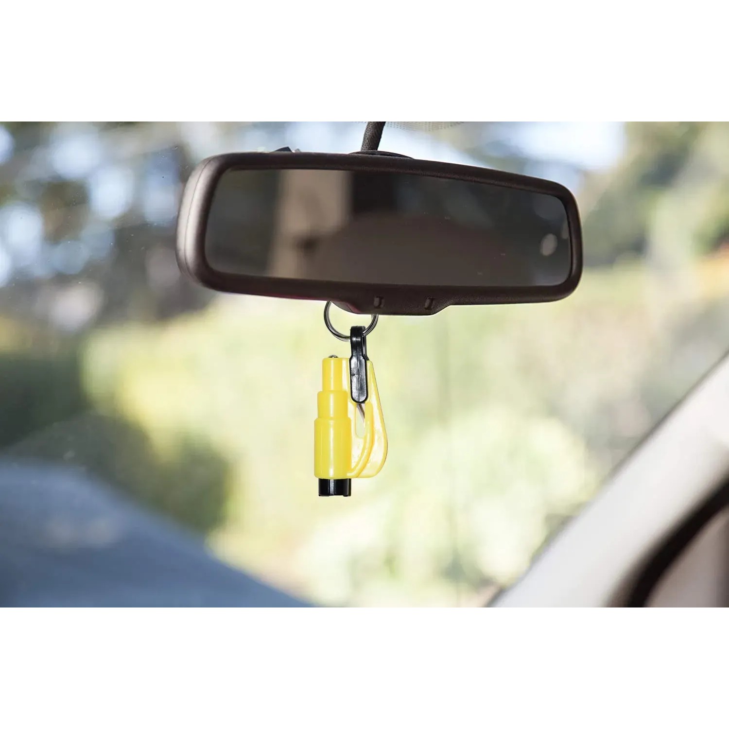 Moschettone giallo t.b.t. appeso allo specchietto retrovisore in auto.