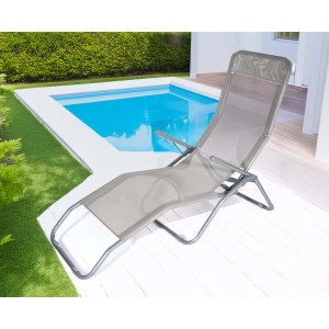 Lettino prendisole t.b.t. grigio in metallo e tessuto a bordo piscina.
