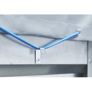 Dettaglio di un gancio a muro con fissaggio a corda elastica.