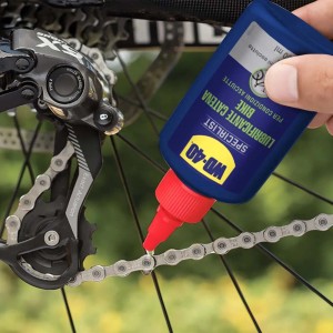 Olio catena WD-40 applicato a una catena di bicicletta.