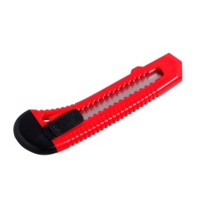Taglierino a lama spezzabile rosso, larghezza lama 18 mm, con impugnatura nera.
