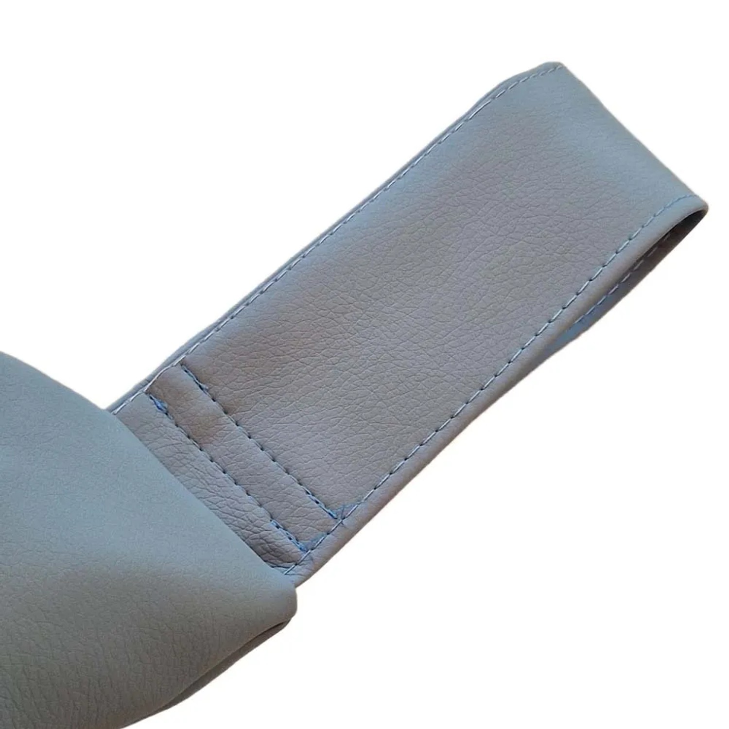 Dettaglio di un cuscino/federa grigio chiaro con cinturino.