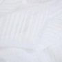 Tessuto bianco leggermente trasparente con discrete strisce per tende in tessuto.