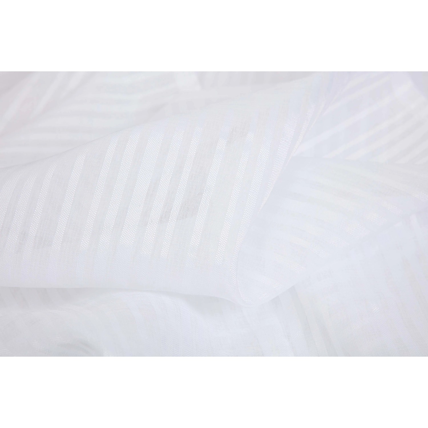 Tessuto bianco leggermente trasparente con discrete strisce per tende in tessuto.
