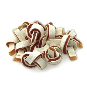 Mucchio di snack per cani t.b.t., rotoli bianchi con ripieno di carne.