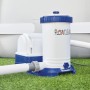 Sistema di filtraggio a cartuccia per piscine, pompa bianca con base e raccordi blu.
